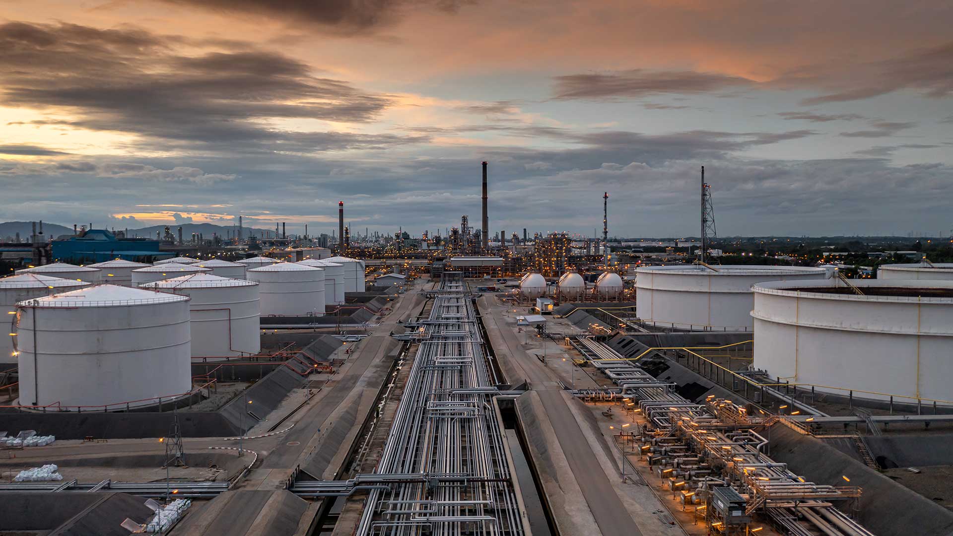 crude-oil-storage-tank-terminal-port-oil-terminal--L2G2QRB