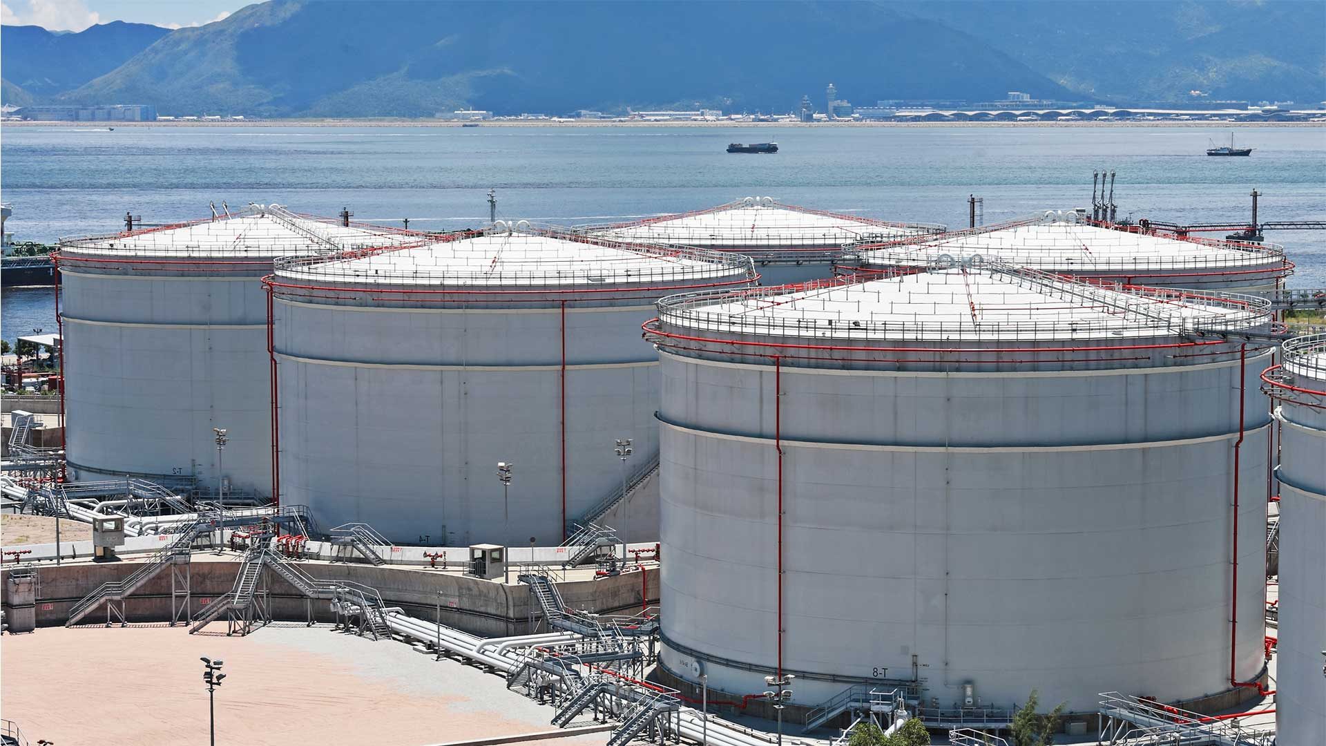 oil-tanks-X6VWPRR